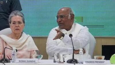Former Congress president Sonia Gandhi and current party chief Mallikarjun Kharge. (File photo.) Former Congress president Sonia Gandhi and current party chief Mallikarjun Kharge. (File photo.)