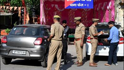 Noida police has put up temporary check posts on the Delhi border for heightened security ahead of LS polls (Sunil GHosh/HT Photo) Noida police has put up temporary check posts on the Delhi border for heightened security ahead of LS polls (Sunil GHosh/HT Photo)