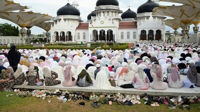 Indonesian Muslims attend mass prayers at Baiturrahman mosque during Eid-ul-Fitr in Banda Aceh, Indonesia. (REUTERS)