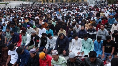 Muslim worshippers attend Eid-ul-Fitr prayers outside Al-Amin mosque in downtown Beirut, Lebanon on Wednesday. (REUTERS)