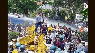 Security personnel use water cannons on BJP workers demanding the resignation of CM Arvind Kejriwal. (Sanjeev Verma/HT Photo) Security personnel use water cannons on BJP workers demanding the resignation of CM Arvind Kejriwal. (Sanjeev Verma/HT Photo)