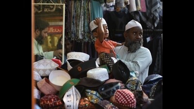 Special Eid-Ul-Fitr prayer will be offered after Fajr (pre-dawn) prayers on Thursday, after which Muslims greet each other with embraces. (MAHENDRA KOLHE/ HT) Special Eid-Ul-Fitr prayer will be offered after Fajr (pre-dawn) prayers on Thursday, after which Muslims greet each other with embraces. (MAHENDRA KOLHE/ HT)