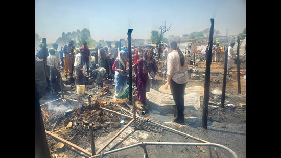 It took firefighters around two hours to bring the blaze under control. Officials said the illegal slum near Bhagomajra on Landran road in Mohali, housing migrant labourers, has around 250 shanties split into two sections. (HT Photo)