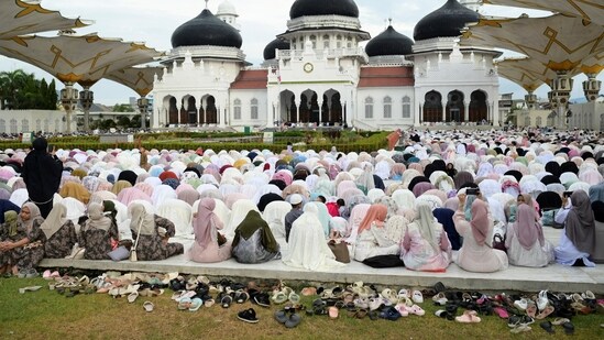 Indonesian Muslims attend mass prayers at Baiturrahman mosque during Eid-ul-Fitr in Banda Aceh, Indonesia.(REUTERS)
