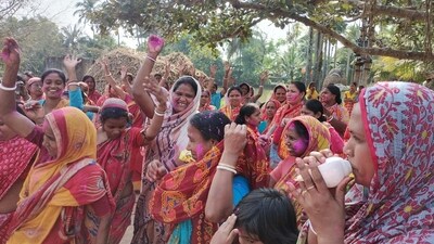 Villagers of Naskar Para of Sandeshkhali celebrate after the arrest of absconding Trinamool Congress leader Sheikh Shahjahan, an accused of crimes against women and land grabbing. (HT Photo) Villagers of Naskar Para of Sandeshkhali celebrate after the arrest of absconding Trinamool Congress leader Sheikh Shahjahan, an accused of crimes against women and land grabbing. (HT Photo)