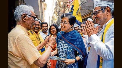 AAP leader Atishi and the party’s candidate for the South Delhi seat, Sahiram Pehalwan, in Govindpuri Extension. (HT Photo) AAP leader Atishi and the party’s candidate for the South Delhi seat, Sahiram Pehalwan, in Govindpuri Extension. (HT Photo)