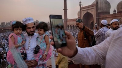 Similarly, a large number of people offered prayers at the mosque in the Ernakulam district of Kerala to celebrate Eid-Ul-Fitr.&nbsp; (AP)