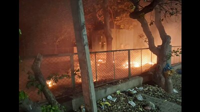Garbage burning in an open area at Sector-12 green belt near Vivekananda Aarogay Kendra in Gurugram on Thursday. (HT PHOTO)