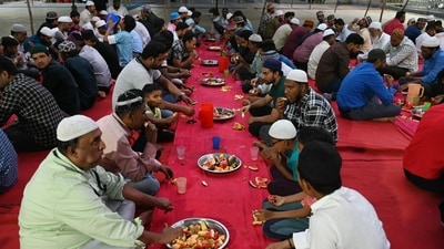 Hyderabad: Muslim devotees break their fast on the last day of Ramadan at a mosque in the old city, heralding the onset of Eid al-Fitr. Prayers and anticipation mark the eve of Eid for the festive day. (AFP)