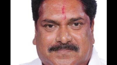 Kolhapur’s Shiv Sena MP Sanjay Mandlik on Thursday claimed his Congress opponent Shahu Maharaj Chhatrapati was not the “real heir” to the royal seat and he was adopted. (HT) Kolhapur’s Shiv Sena MP Sanjay Mandlik on Thursday claimed his Congress opponent Shahu Maharaj Chhatrapati was not the “real heir” to the royal seat and he was adopted. (HT)