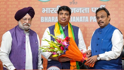 Union minister and BJP leader Hardeep Singh Puri and BJP national general secretary Vinod Tawde welcome former Congress leader Rohan Gupta as he joins BJP in New Delhi on Thursday. (PTI) Union minister and BJP leader Hardeep Singh Puri and BJP national general secretary Vinod Tawde welcome former Congress leader Rohan Gupta as he joins BJP in New Delhi on Thursday. (PTI)
