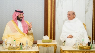 Saudi Crown Prince Mohammed bin Salman meets Pakistan's Prime Minister Shehbaz Sharif and Bahrain's Crown Prince and Prime Minister Sheikh Salman bin Hamad al-Khalifa in his palace on the eve of 29th Ramadan, during the holy month of Ramadan, in the holy city of Mecca, Saudi Arabia, April 7, 2024. Saudi Press Agency/Handout via REUTERS    THIS IMAGE HAS BEEN SUPPLIED BY A THIRD PARTY (via REUTERS)