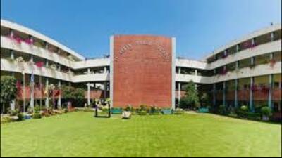 St Kabir Public School, one of the five schools situated along the road, has written to the authorities to allow students to board and deboard buses from outside the school premises. (HT File Photo/For reference) St Kabir Public School, one of the five schools situated along the road, has written to the authorities to allow students to board and deboard buses from outside the school premises. (HT File Photo/For reference)