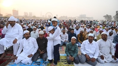 Muslim community members offer Namaz for Eid-ul-Fitr celebrations at Sector-29 ground in Haryana's Gurugram near Leisure Valley Park.&nbsp; (Parveen Kumar/HT Photo)