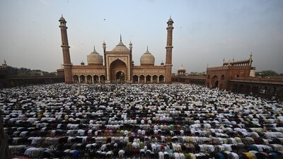 New Delhi: Muslim faithful gather at Jama Masjid to offer Namaz for Eid-Ul-Fitr. The varying observance of the moon dictates Eid celebrations, often observed on different days across regions. (Sanjeev Verma/HT Photo)