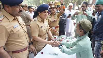 Thane police extend warm wishes to Muslim brothers on Ramzan Eid with flower distribution. Eid-ul-Fitr, celebrated on the first day of 'Shawwal', holds significant cultural importance with the traditional moon sighting. (Praful Gangurde/HT Photo)