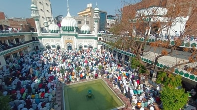 Amritsar: Muslim Devotees pray at Khairuddin Mosque on the occasion of Eid-ul-Fitr on Thursday morning. (Sameer Sehgal/HT Photo)