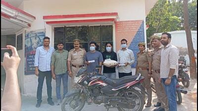When the executive came to deliver the iPhone, the three suspects tried to rob him for not having ₹19,635 to pay for it and while resisting them the man got hit on the head and died. (HT Photo) When the executive came to deliver the iPhone, the three suspects tried to rob him for not having ₹19,635 to pay for it and while resisting them the man got hit on the head and died. (HT Photo)