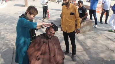 Japanese Jacky giving free haircut to a Banarasi at a Ghat, Varanasi- (HT photos by Rajesh Kumar ) Japanese Jacky giving free haircut to a Banarasi at a Ghat, Varanasi- (HT photos by Rajesh Kumar )