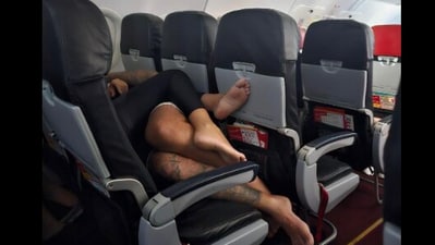 Snapshot of the passengers on top of each other. (X/@Flea)