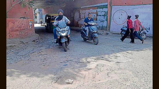 The road stretch from Domoria bridge towards Krishna Sweets has started to peel off at multiple spots. (Manish/HT)