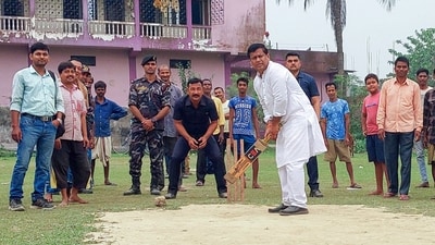 Bharatiya Janata Party (BJP) candidate from Balurghat, Sukanta Majumdar plays cricket during an election campaign, near Balurghat in South Dinajpur, West Bengal. (ANI) Bharatiya Janata Party (BJP) candidate from Balurghat, Sukanta Majumdar plays cricket during an election campaign, near Balurghat in South Dinajpur, West Bengal. (ANI)