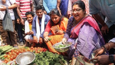 BJP candidate from Hooghly constituency Locket Chatterjee buys vegetables during an election campaign in Hooghly, West Bengal. (PTI) BJP candidate from Hooghly constituency Locket Chatterjee buys vegetables during an election campaign in Hooghly, West Bengal. (PTI)