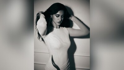 Her make-up look features shimmering eyeshadow, mascara-covered lashes, darkened brows, dewy foundation, blushed cheeks, luminous highlighter and a shade of glossy pink lipstick. (Instagram/@dishapatani) Her make-up look features shimmering eyeshadow, mascara-covered lashes, darkened brows, dewy foundation, blushed cheeks, luminous highlighter and a shade of glossy pink lipstick. (Instagram/@dishapatani)