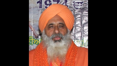 A day after three Rajya Sabha members from Punjab met Delhi chief minister Arvind Kejriwal’s family, another Rajya Sabha MP and noted environmentalist Balbir Singh Seechewal said he was to accompany his colleagues for meeting Kejriwal’s wife Sunita Kejriwal on Thursday but due to ill-health he postponed his visit. (HT File)