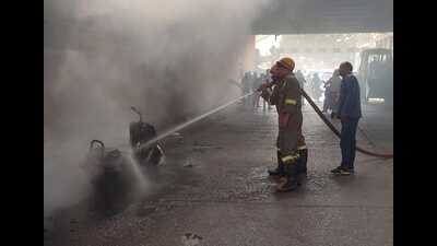 Firemen dousing a fire in a two-wheeler in Wazirganj area of Lucknow on Thursday. No one was injured in the episode. (HT photo) Firemen dousing a fire in a two-wheeler in Wazirganj area of Lucknow on Thursday. No one was injured in the episode. (HT photo)