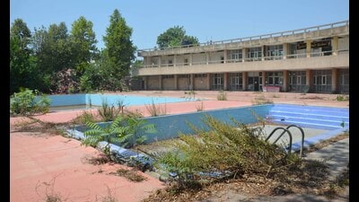 GLADA swimming pool in Dugri Phase 2 area in bad condition in Ludhiana. (Gurpreet Singh/HT)