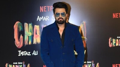 Always up for experimenting with fashion, Maniesh Paul left us in awe of his royal blue power suit paired with a matching pair of sunglasses. He looked very stylish Always up for experimenting with fashion, Maniesh Paul left us in awe of his royal blue power suit paired with a matching pair of sunglasses. He looked very stylish