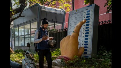 New voter registrations are allowed up to 10 days before the last day of nominations for each of the seven phases. (REPRESENTATIVE PIC)