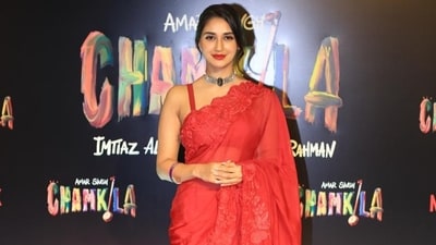 Kabir Singh actor Nikita Dutta looked ravishing in a red saree with a lace border, which matched perfectly with the red carpet. She accessorised her attire with a choker around her neck while her hair was in a bun Kabir Singh actor Nikita Dutta looked ravishing in a red saree with a lace border, which matched perfectly with the red carpet. She accessorised her attire with a choker around her neck while her hair was in a bun
