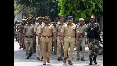 Noida Police along with Border Security Force personnel during a flag march in the view of the upcoming Lok Sabha elections in Sector 31, in Noida on Friday. (Sunil Ghosh/HT Photo) Noida Police along with Border Security Force personnel during a flag march in the view of the upcoming Lok Sabha elections in Sector 31, in Noida on Friday. (Sunil Ghosh/HT Photo)