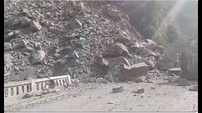 Officials said that the 270-km highway (NH-44) was closed at around 3.25 pm when stones slid down the mountains at Khooni Nallah, but was re-opened at around 7 pm after the road was cleared. and the traffic was resumed (Video grab) Officials said that the 270-km highway (NH-44) was closed at around 3.25 pm when stones slid down the mountains at Khooni Nallah, but was re-opened at around 7 pm after the road was cleared. and the traffic was resumed (Video grab)
