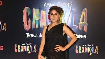 Singing sensation Sunidhi Chauhan looked drop-dead gorgeous in a black pleated saree. She completed her look with red flowers in her hair and oxidised jhumkas dangling from her ears Singing sensation Sunidhi Chauhan looked drop-dead gorgeous in a black pleated saree. She completed her look with red flowers in her hair and oxidised jhumkas dangling from her ears
