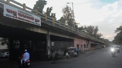 The Sadhu Vaswani ROB is still open for one-way traffic from Pune Cantonment to Koregaon Park. (HT FILE)