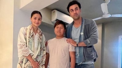 Alia Bhatt and Ranbir Kapoor pose for a picture with Salman Khan's staff. Alia Bhatt and Ranbir Kapoor pose for a picture with Salman Khan's staff.
