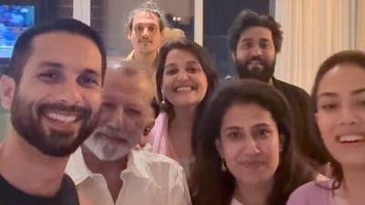 Shahid Kapoor poses with his family for a selfie Shahid Kapoor poses with his family for a selfie