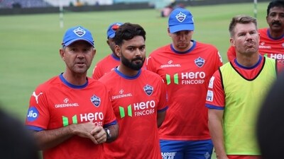 DC head coach Ricky Ponting speaks to the players