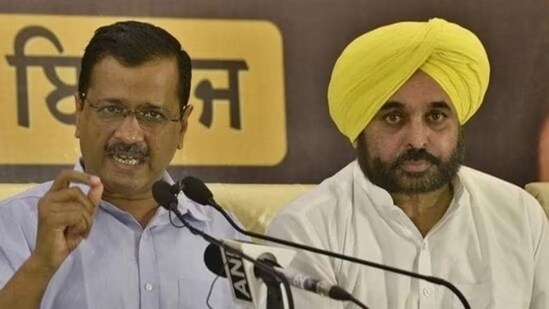 Delhi chief minister and Aam Aadmi Party national convener Arvind Kejriwal with Punjab CM Bhagwant Mann. (HT file photo)