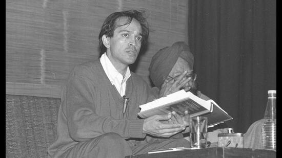 Vikram Seth with Khushwant Singh in New Delhi on 27 February 1993. (Dinesh Kumar/HT Photo)