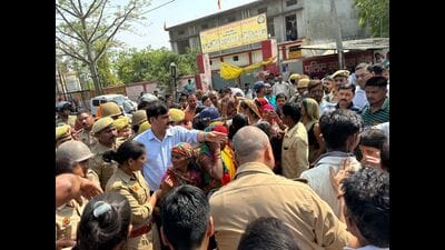 CDO Anil Singh talking to agitating villagers in Kasta on Saturday. (HT Photo)