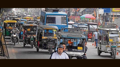 Commuters stuck in a traffic jam outside the railway station in Ludhiana on Saturday. (Manish/HT Photo) Commuters stuck in a traffic jam outside the railway station in Ludhiana on Saturday. (Manish/HT Photo)