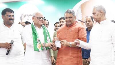 Former RJD MP Ashfaq Karim joins JD(U) in Patna on Saturday. Karim, who runs a medical college among other enterprises, is a prominent face in Seemanchal region. (HT Photo) Former RJD MP Ashfaq Karim joins JD(U) in Patna on Saturday. Karim, who runs a medical college among other enterprises, is a prominent face in Seemanchal region. (HT Photo)