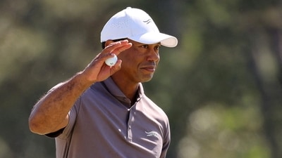 Tiger Woods acknowledges the crowd. (REUTERS)