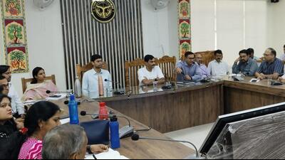 Ghaziabad district election officials imparted training to polling staff on Saturday. (HT Photo) Ghaziabad district election officials imparted training to polling staff on Saturday. (HT Photo)