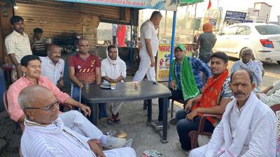 Locals in Aurangabad constituency discuss elections at a tea shop. (HT) Locals in Aurangabad constituency discuss elections at a tea shop. (HT)