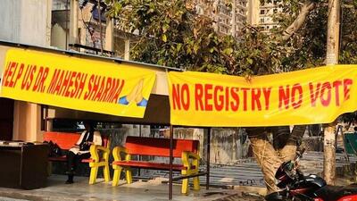 On March 16, the Gardenia Glory Society, where 1,450 homebuyers have been waiting for their registries since 2016, had put up the ‘no registry, no vote’ banners as their flat registries are pending. (HT Photo)